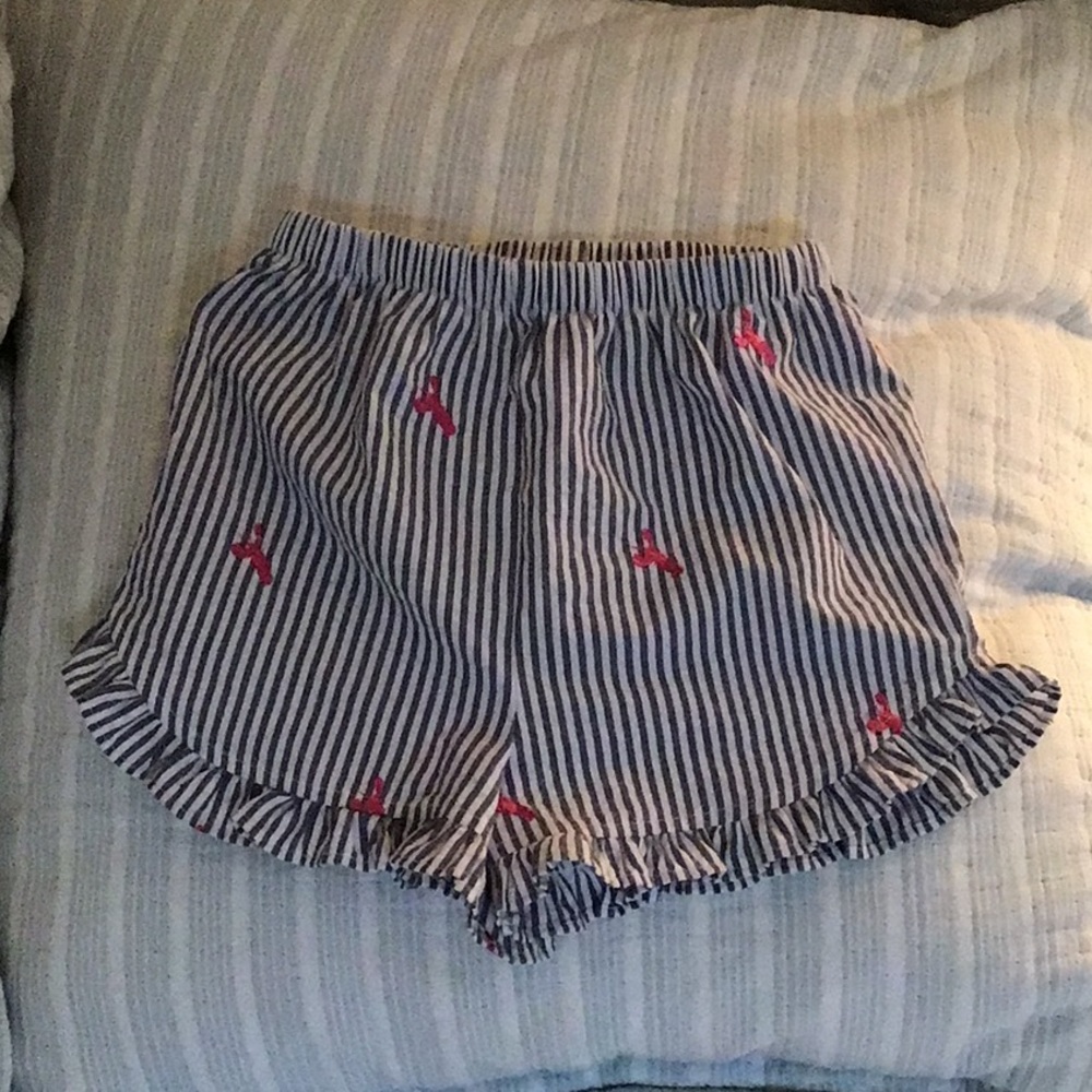 Seersucker ruffle shorts with lobster appliqué